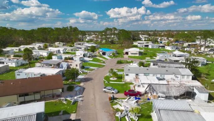 在佛罗里达州活动房屋住宅区被飓风伊恩郊区房屋摧毁。自然灾害的后果