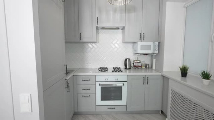 白色设计师厨房，灰色标记大理石台面，室内家居