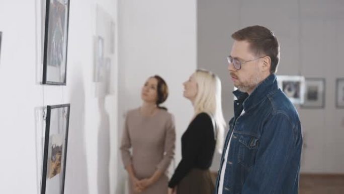 在一个美术馆里，在一个抽象画的展览上。一男一女正在讨论画廊展出的当代艺术作品。