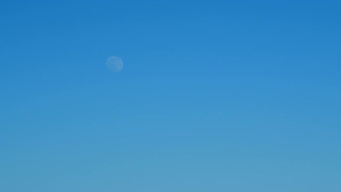 美丽的蓝天，月亮没有云。美丽的蓝天，月亮没有云。