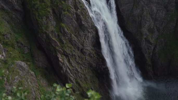 挪威山区的强大瀑布