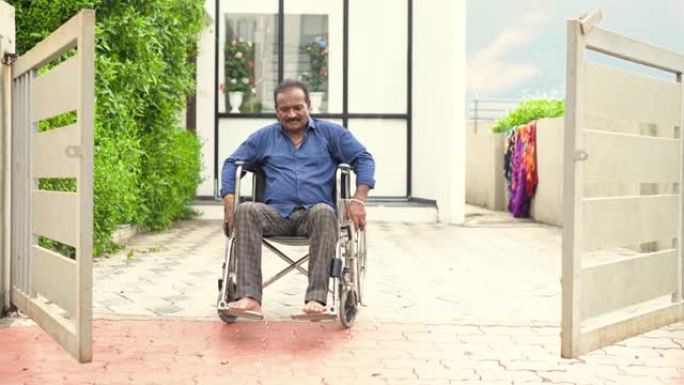 老年人在养老院外推轮椅