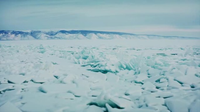 贝加尔湖，薄冰碎片。蓝色的雪驼峰。一种罕见的自然现象。美丽的冬季风景。俄罗斯西伯利亚贝加尔湖。无人机