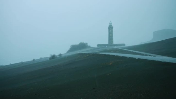 暴风雨中Ponta dos Capelinhos灯塔的惊人电影宽镜头
