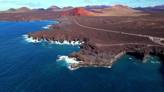 火山兰萨罗特岛风景。Los Hervideros洞穴，悬崖和红山的空中无人机视频。热门旅游目的地加那