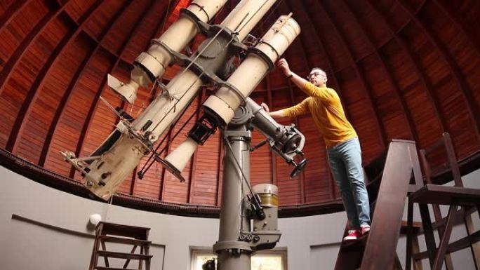 天文学家在天文台拥有一架大型天文望远镜，从事空间和天体的科学研究。