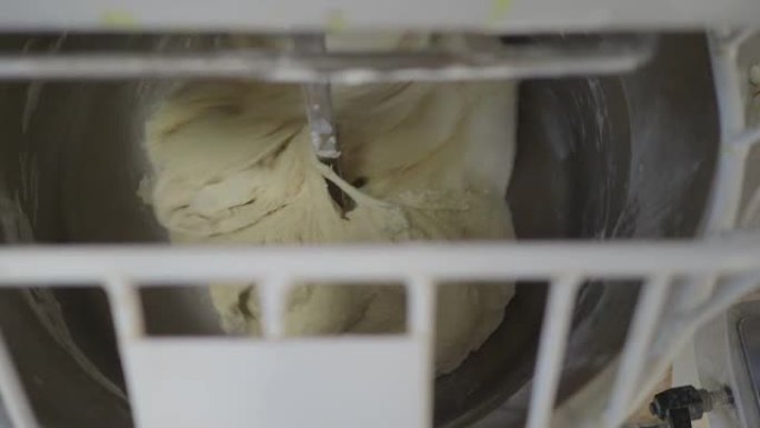 糕点厨师在面包店为活动手指食品餐饮制作混合面团