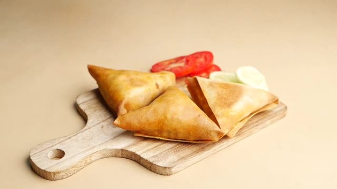 手工挑选印度流行的街头小吃Samosa，特写