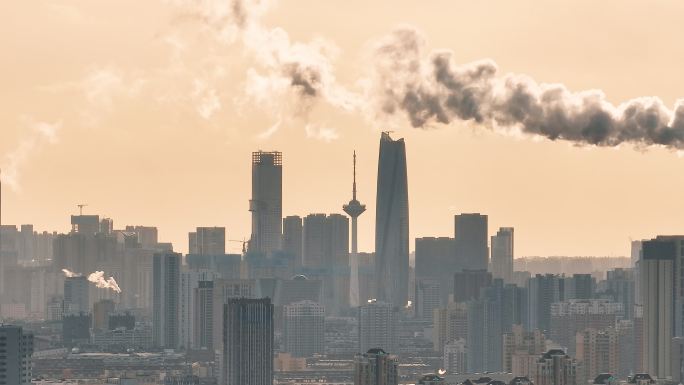 沈阳夕阳下的城市彩电塔建筑与工业烟雾