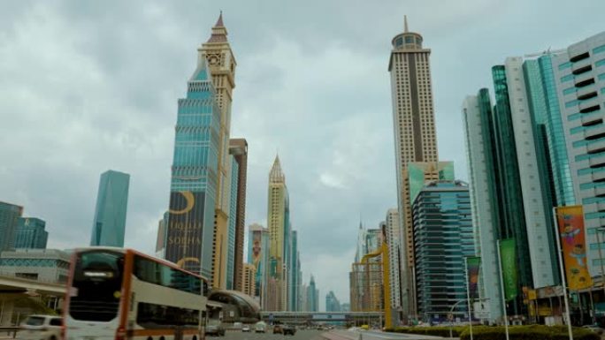 迪拜谢赫扎耶德路的美丽景色，阴天交通繁忙。4k视频片段。