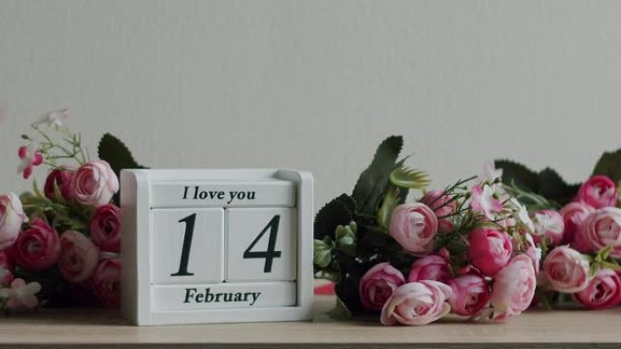 带有日期2月14日和铭文的日历，我用鲜花爱你。