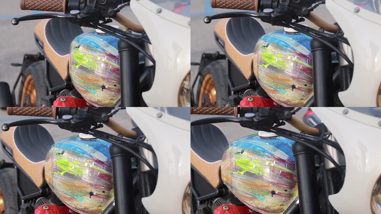 红色斩波器摩托车的镀铬细节