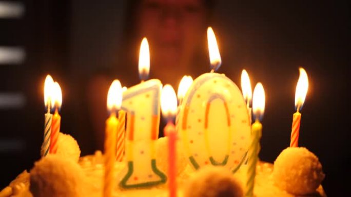 小女孩十岁生日派对在家准备以快乐的积极情绪吹灭蛋糕上的蜡烛