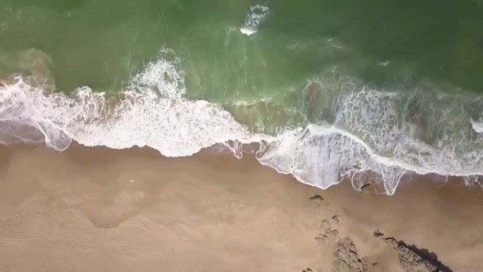 乌拉圭暗黑破坏神角海滨波浪的空中俯视图