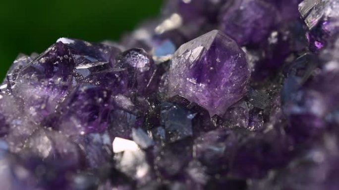 紫水晶是一种美丽的彩色宝石。自然