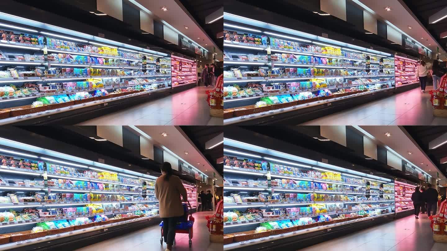 超市冷藏柜旁选购食品的人