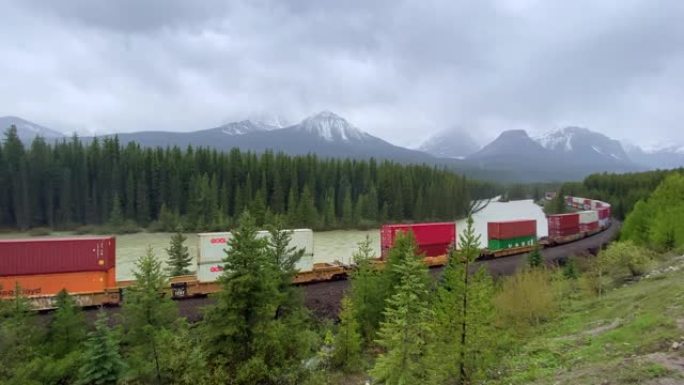 秋天，火车经过加拿大加拿大落基山脉班夫国家公园Bow Valley著名的Morant曲线。