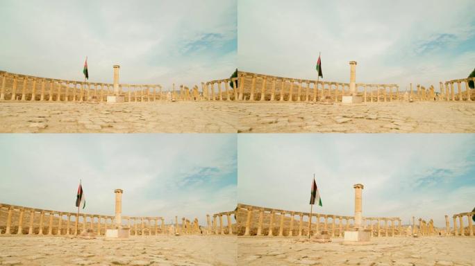 位于约旦杰拉什椭圆形广场的古代圆柱全景