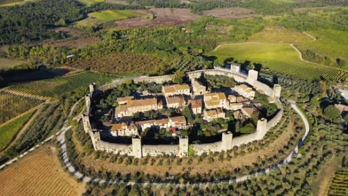 托斯卡纳中世纪小镇蒙特利吉奥尼的美丽鸟瞰图。托斯卡纳风景名胜，意大利蒙特里吉奥尼古城。