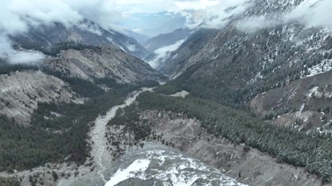 空中无人机视图日出风景，早晨雾和雪在童话草甸国家公园与拉赫希奥特冰川在南加帕尔巴特山，喀喇昆仑山，喜