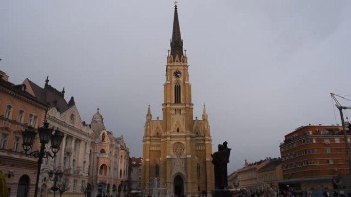 在塞尔维亚诺维萨德的阴天，玛丽教堂(大教堂)的名字