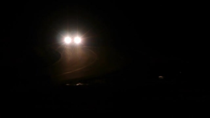 夜间行驶在蜿蜒道路上的汽车-00134