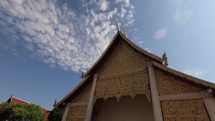 淘金山墙的全景是泰国寺庙的蓝天装饰屋顶。