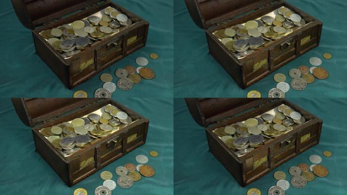 在灯光照亮的旧木箱中收集硬币