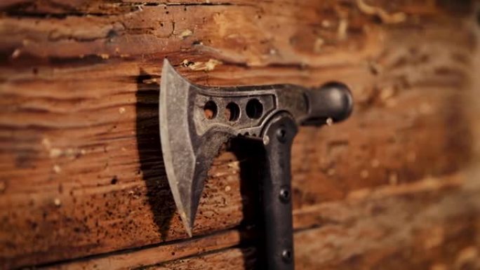 砍柴的仪器。木墙上挂着一把斧头。木材工业