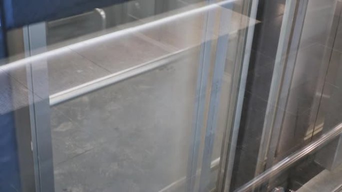 商场内有人的交通透明玻璃乘客电梯