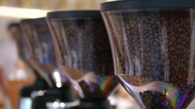 具有不同品种黑咖啡豆的容器的特写侧视图。如果需要，买家可以冲泡一杯芬芳的现磨咖啡。