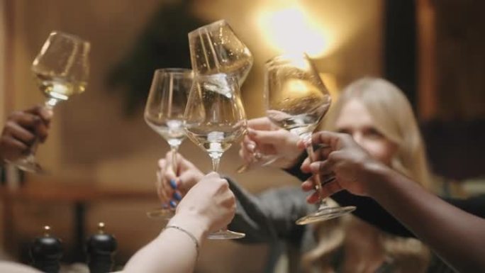 解放妇女在餐厅庆祝国际妇女节，碰杯，喝酒