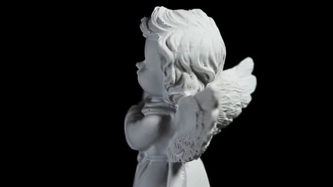 天使雕像的镜头黑暗背景