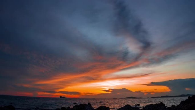 日落延时4k海上彩色日落。浪漫的太阳下山，蓝色和橙色的云朵在天空中流动。雄伟的夏日景观。美丽的天空蓬