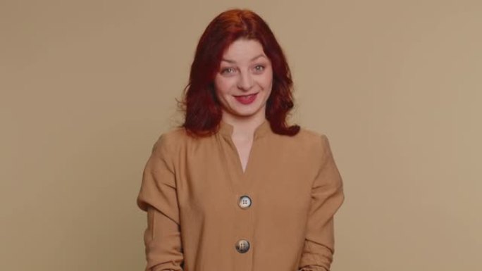 开朗的年轻女子非常赞同你的建议，像求婚一样平易近人地摇头，是的