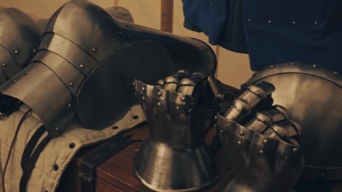 中世纪盔甲、手套和头盔的特写镜头