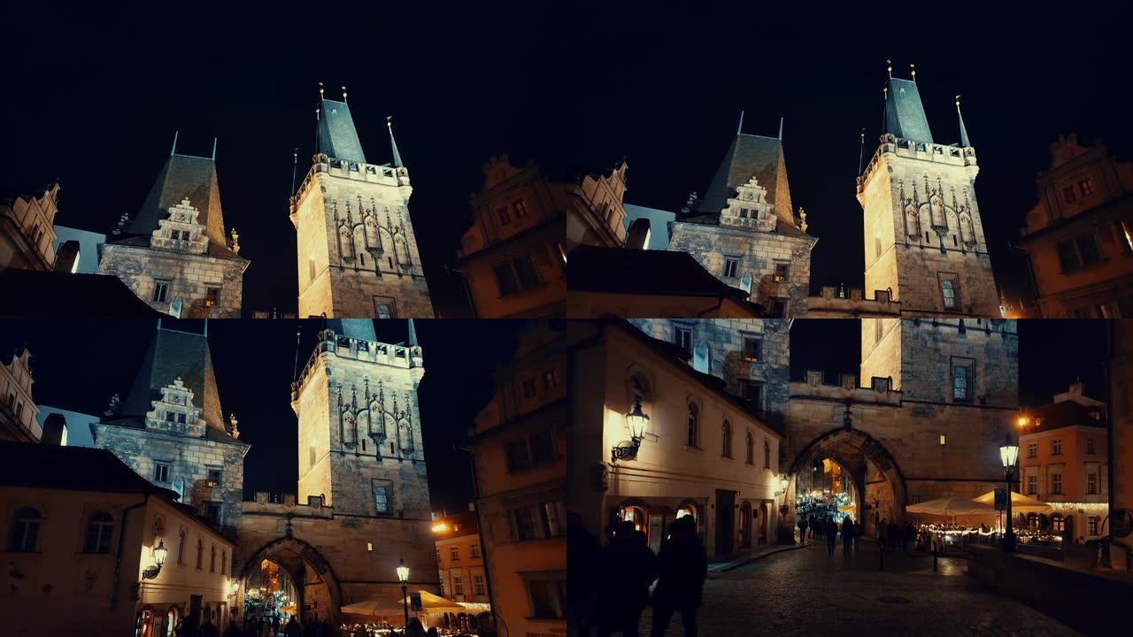 布拉格-附近的Tyn教堂和桥上迷人的夜景，有漫步的人