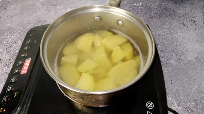 在平底锅里慢煮土豆