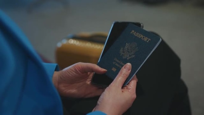 持有美国护照的女人正在机场等待她的航班。