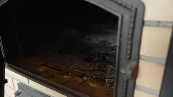 爱沙尼亚烤箱烟囱内的黑煤