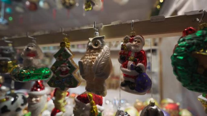 丰富多彩的圣诞集市特写细节。圣诞玩具装饰品销售。德国圣诞市场与传统装饰玩具。卖圣诞树装饰品的摊位。