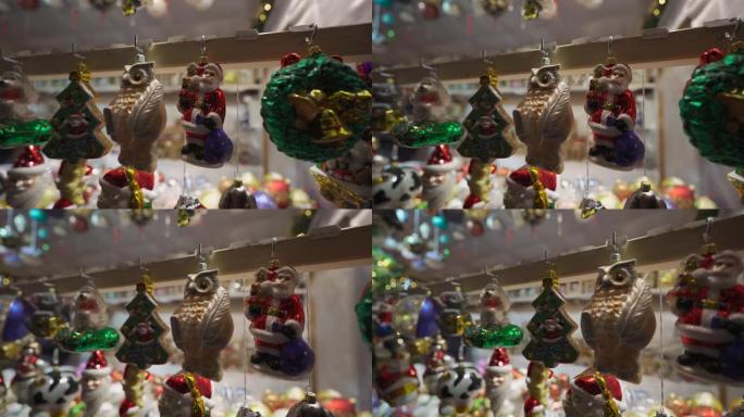丰富多彩的圣诞集市特写细节。圣诞玩具装饰品销售。德国圣诞市场与传统装饰玩具。卖圣诞树装饰品的摊位。