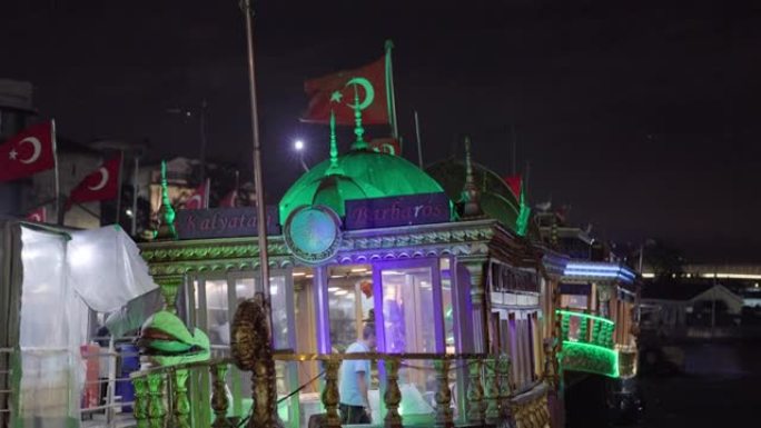土耳其伊斯坦布尔Eminonu码头浮动餐厅