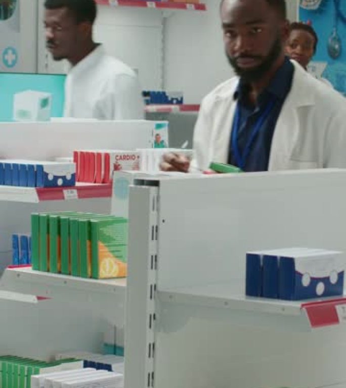 垂直视频: 非裔美国药剂师将药物放在架子上
