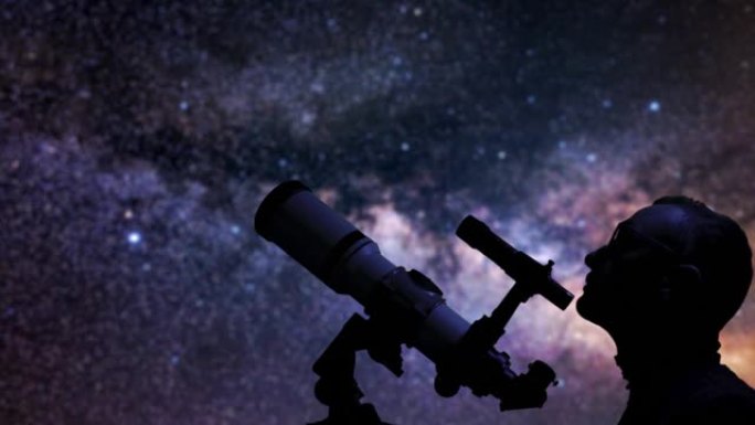 天文学家用望远镜看着星空。