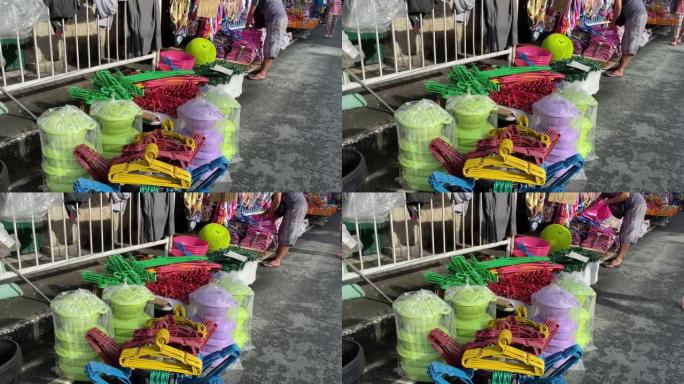 在城镇节日期间，路边的边缘小贩将塑料洗衣物放在路边，并在街上出售。