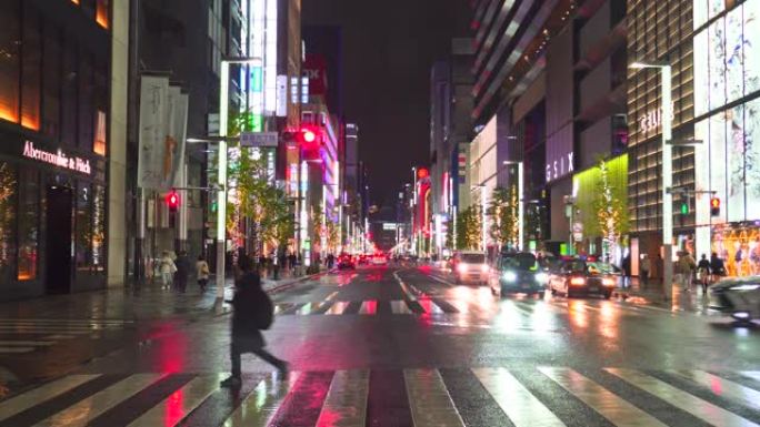 在雨夜开车穿过银座