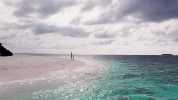 马尔德维斯热带海滩、天际线和平静海浪的万向节拍摄