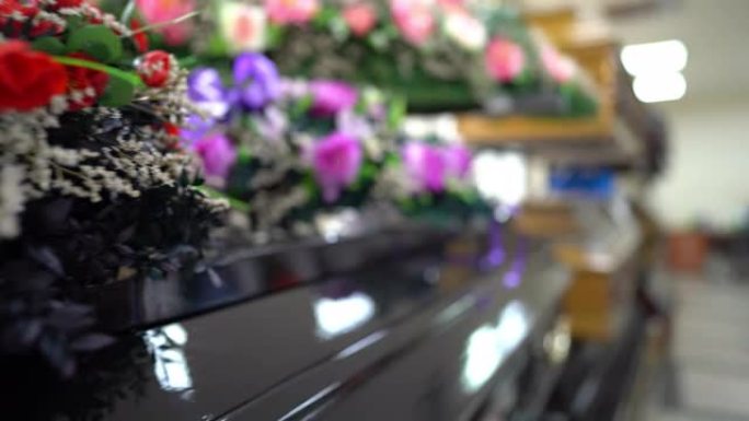 商店出售棺材和葬礼花圈