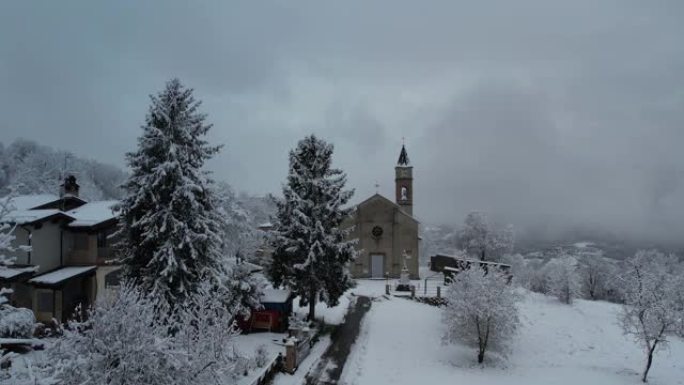 意大利皮亚琴察韦尔纳斯卡城堡上空的冬季暴风雪，被积雪覆盖，当地教区的无人机航拍视频